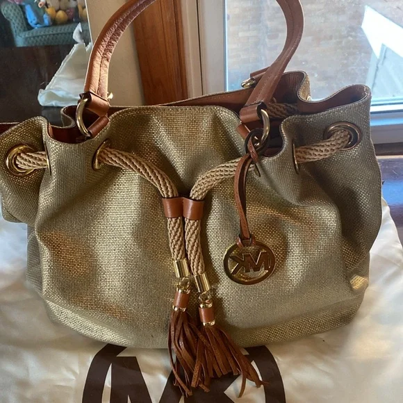 🦊 Micheal Kors large golden handbag. EUC. - Picture 2 of 13
